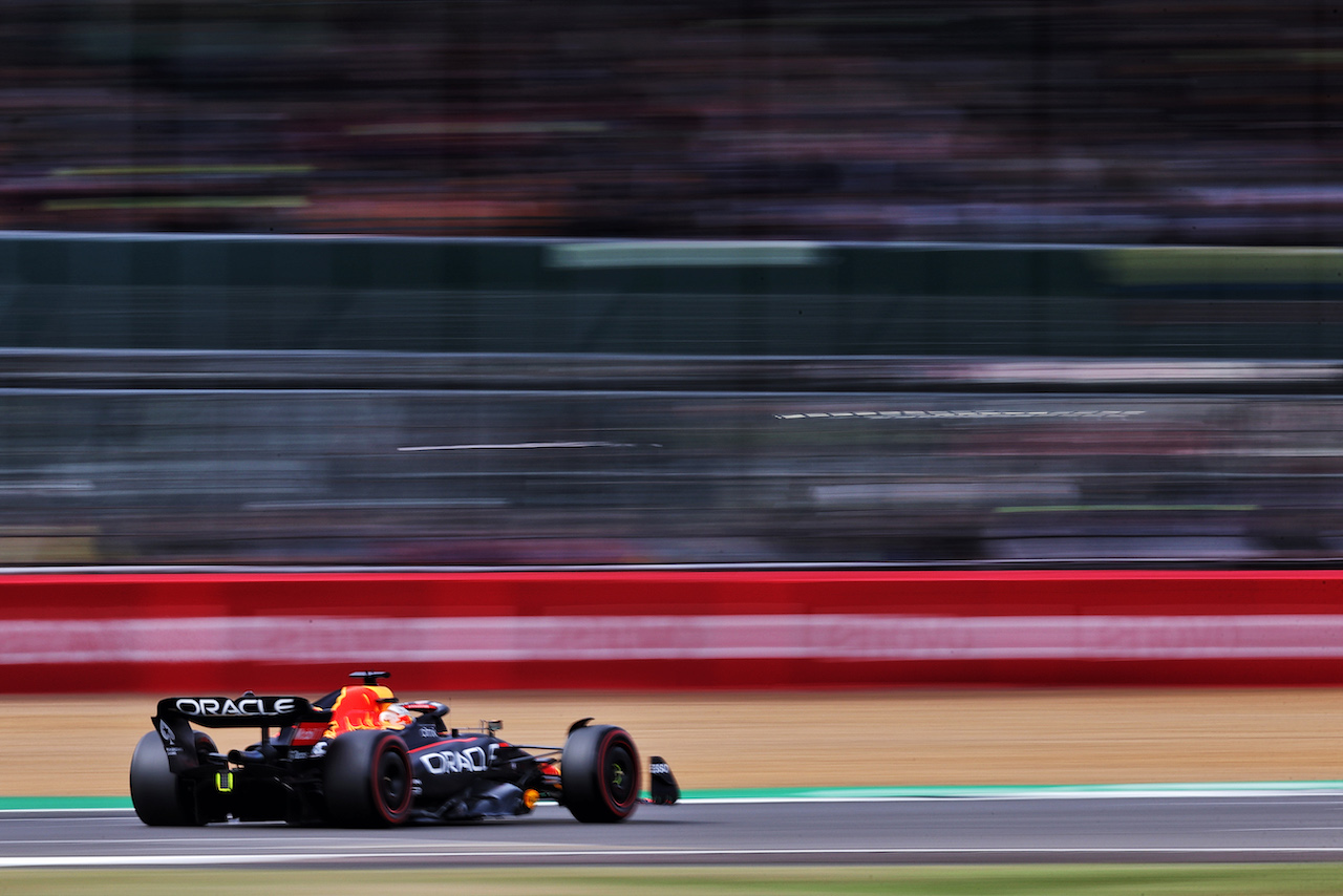 GP GRAN BRETAGNA, Max Verstappen (NLD) Red Bull Racing RB18.
01.07.2022. Formula 1 World Championship, Rd 10, British Grand Prix, Silverstone, England, Practice Day.
- www.xpbimages.com, EMail: requests@xpbimages.com © Copyright: Moy / XPB Images