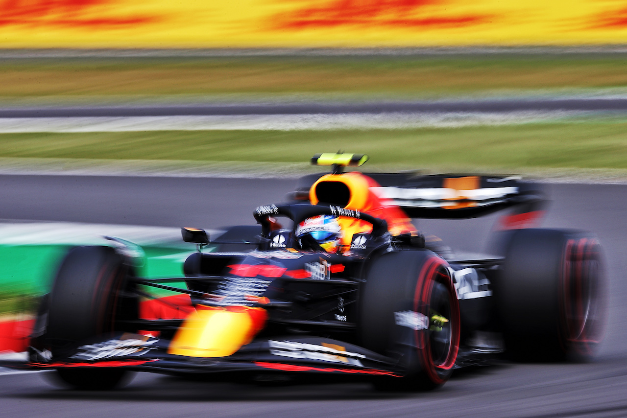GP GRAN BRETAGNA, Sergio Perez (MEX) Red Bull Racing RB18.
01.07.2022. Formula 1 World Championship, Rd 10, British Grand Prix, Silverstone, England, Practice Day.
- www.xpbimages.com, EMail: requests@xpbimages.com © Copyright: Moy / XPB Images