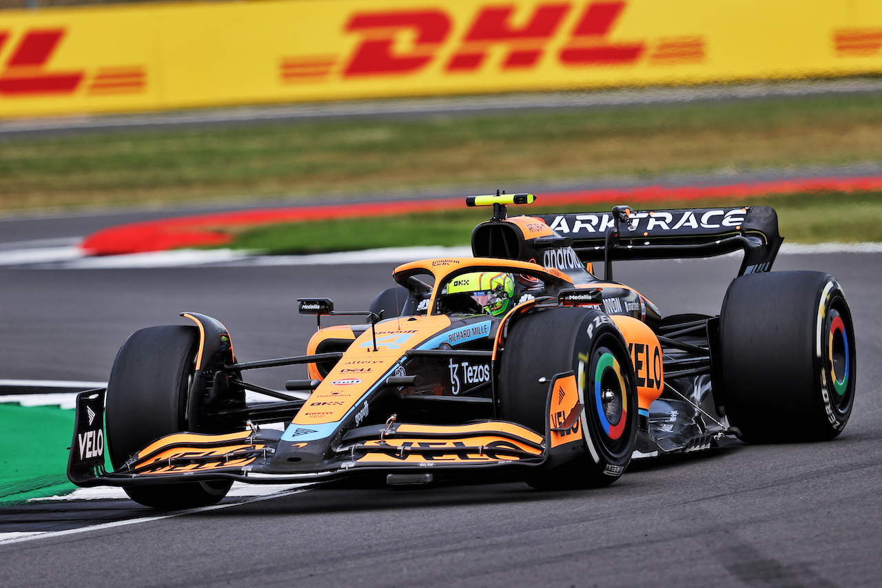 GP GRAN BRETAGNA, Lando Norris (GBR) McLaren MCL36.
01.07.2022. Formula 1 World Championship, Rd 10, British Grand Prix, Silverstone, England, Practice Day.
- www.xpbimages.com, EMail: requests@xpbimages.com © Copyright: Moy / XPB Images