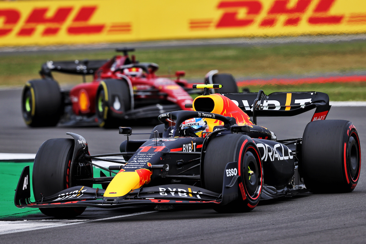 GP GRAN BRETAGNA, Sergio Perez (MEX) Red Bull Racing RB18.
01.07.2022. Formula 1 World Championship, Rd 10, British Grand Prix, Silverstone, England, Practice Day.
- www.xpbimages.com, EMail: requests@xpbimages.com © Copyright: Moy / XPB Images