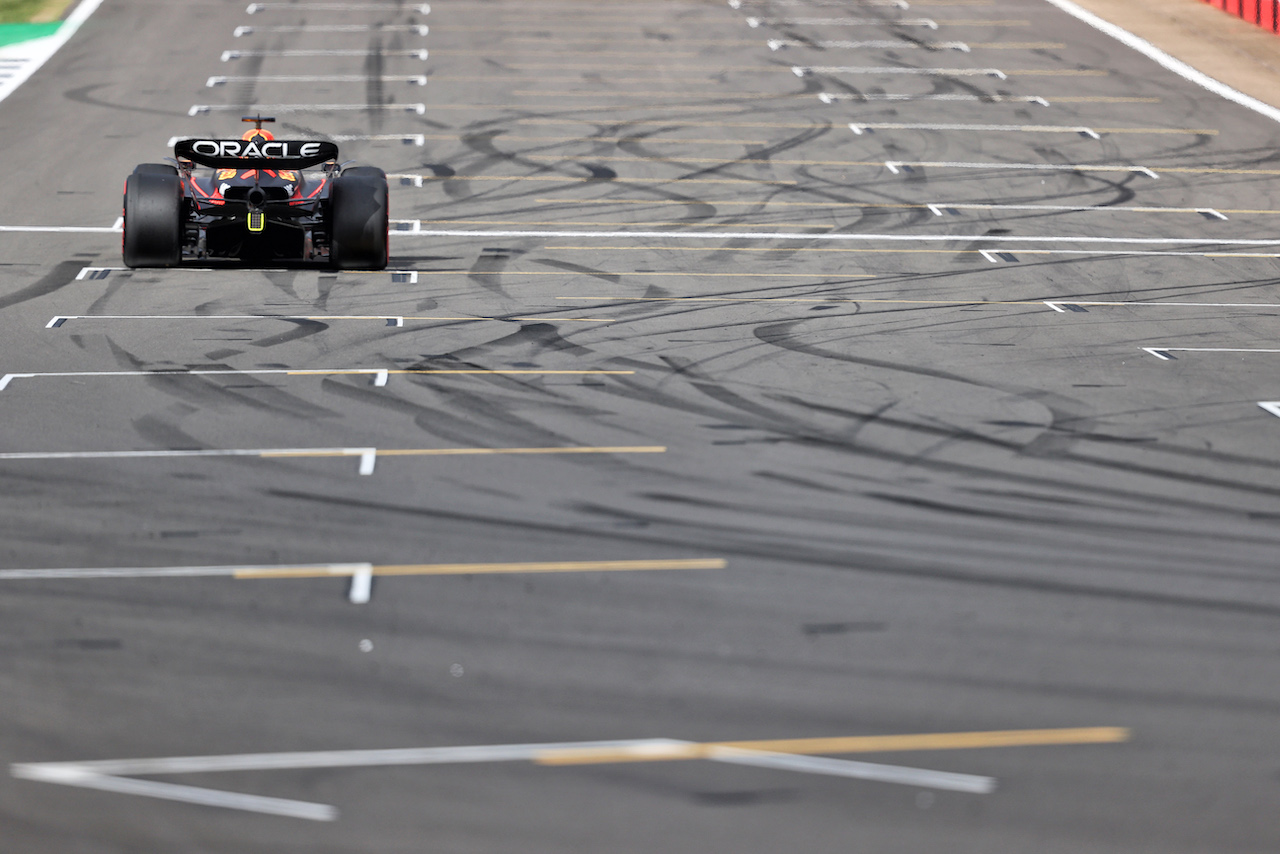 GP GRAN BRETAGNA, Max Verstappen (NLD) Red Bull Racing RB18.
01.07.2022. Formula 1 World Championship, Rd 10, British Grand Prix, Silverstone, England, Practice Day.
- www.xpbimages.com, EMail: requests@xpbimages.com © Copyright: Moy / XPB Images