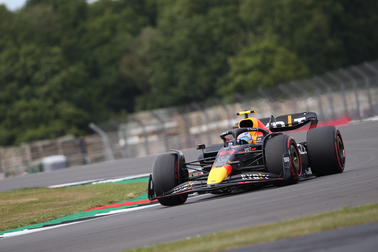 GP GRAN BRETAGNA, Sergio Perez (MEX) Red Bull Racing RB18.
01.07.2022. Formula 1 World Championship, Rd 10, British Grand Prix, Silverstone, England, Practice Day.
- www.xpbimages.com, EMail: requests@xpbimages.com © Copyright: Rew / XPB Images