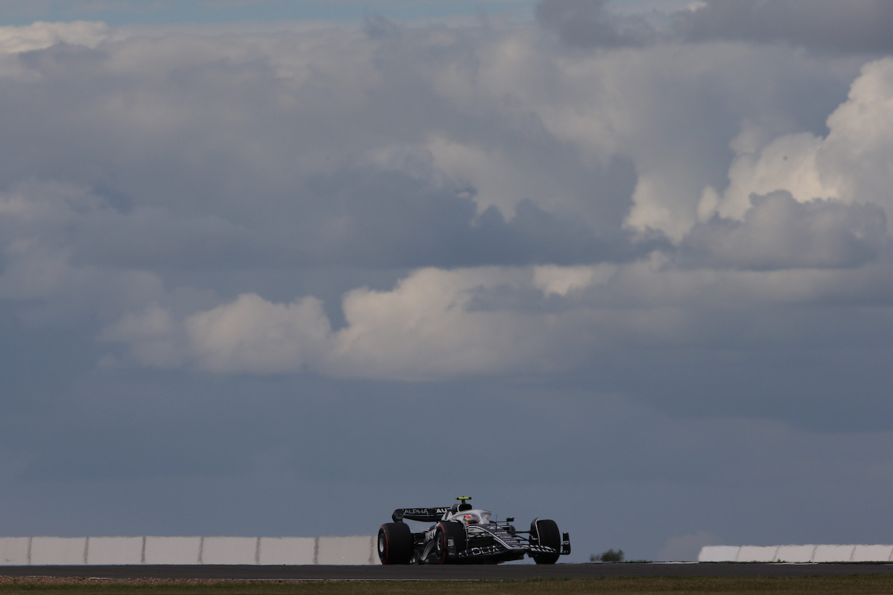 GP GRAN BRETAGNA, Yuki Tsunoda (JPN) AlphaTauri AT03.
01.07.2022. Formula 1 World Championship, Rd 10, British Grand Prix, Silverstone, England, Practice Day.
- www.xpbimages.com, EMail: requests@xpbimages.com © Copyright: Rew / XPB Images