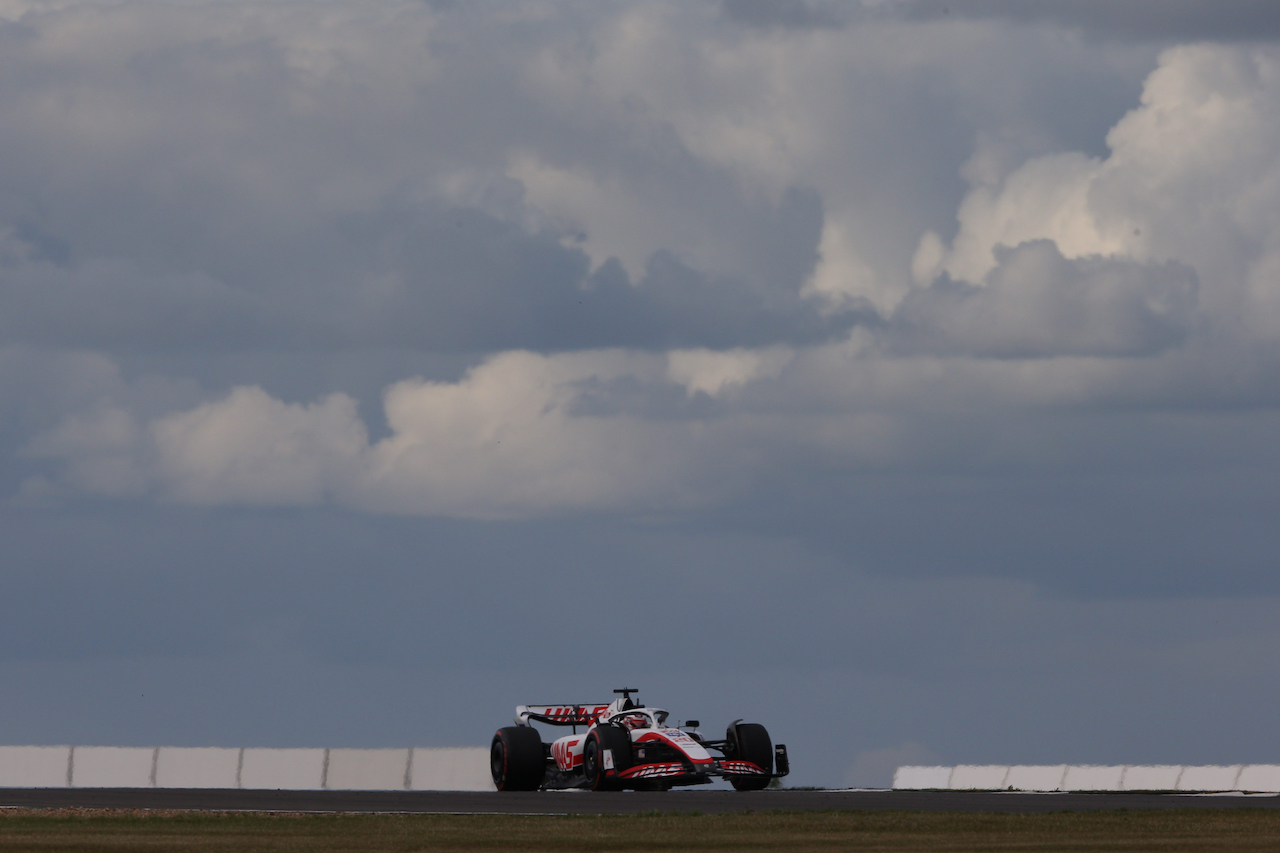 GP GRAN BRETAGNA, Kevin Magnussen (DEN) Haas VF-22..
01.07.2022. Formula 1 World Championship, Rd 10, British Grand Prix, Silverstone, England, Practice Day.
- www.xpbimages.com, EMail: requests@xpbimages.com © Copyright: Rew / XPB Images