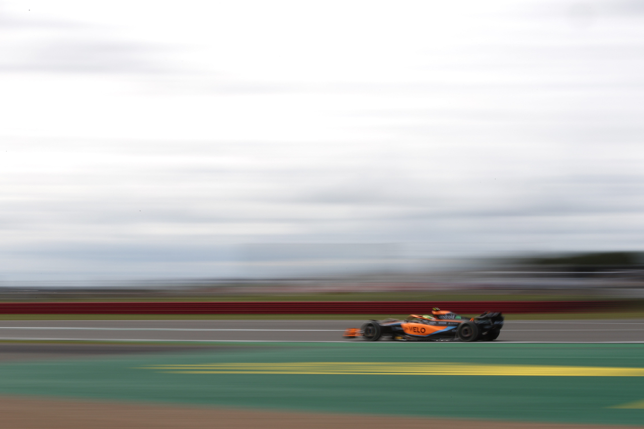 GP GRAN BRETAGNA, Lando Norris (GBR) McLaren MCL36.
01.07.2022. Formula 1 World Championship, Rd 10, British Grand Prix, Silverstone, England, Practice Day.
- www.xpbimages.com, EMail: requests@xpbimages.com © Copyright: Rew / XPB Images