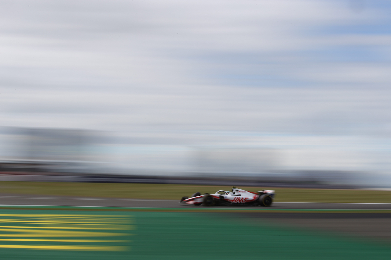 GP GRAN BRETAGNA, Mick Schumacher (GER) Haas VF-22.
01.07.2022. Formula 1 World Championship, Rd 10, British Grand Prix, Silverstone, England, Practice Day.
- www.xpbimages.com, EMail: requests@xpbimages.com © Copyright: Rew / XPB Images