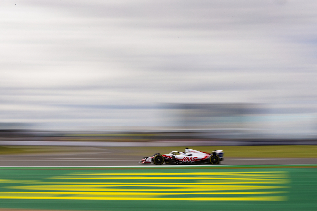 GP GRAN BRETAGNA, Kevin Magnussen (DEN) Haas VF-22.
01.07.2022. Formula 1 World Championship, Rd 10, British Grand Prix, Silverstone, England, Practice Day.
- www.xpbimages.com, EMail: requests@xpbimages.com © Copyright: Rew / XPB Images