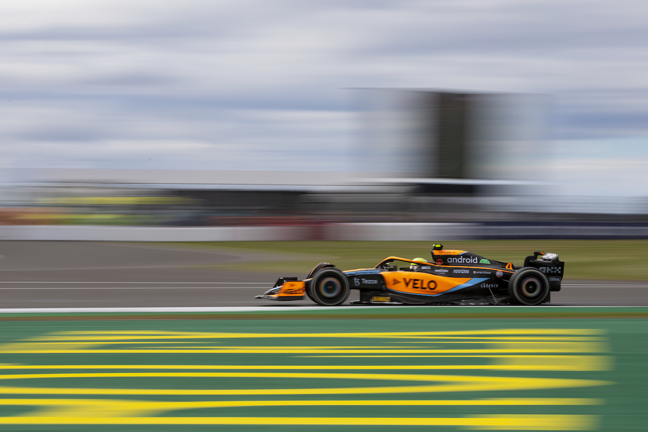GP GRAN BRETAGNA, Lando Norris (GBR) McLaren MCL36.
01.07.2022. Formula 1 World Championship, Rd 10, British Grand Prix, Silverstone, England, Practice Day.
- www.xpbimages.com, EMail: requests@xpbimages.com © Copyright: Rew / XPB Images