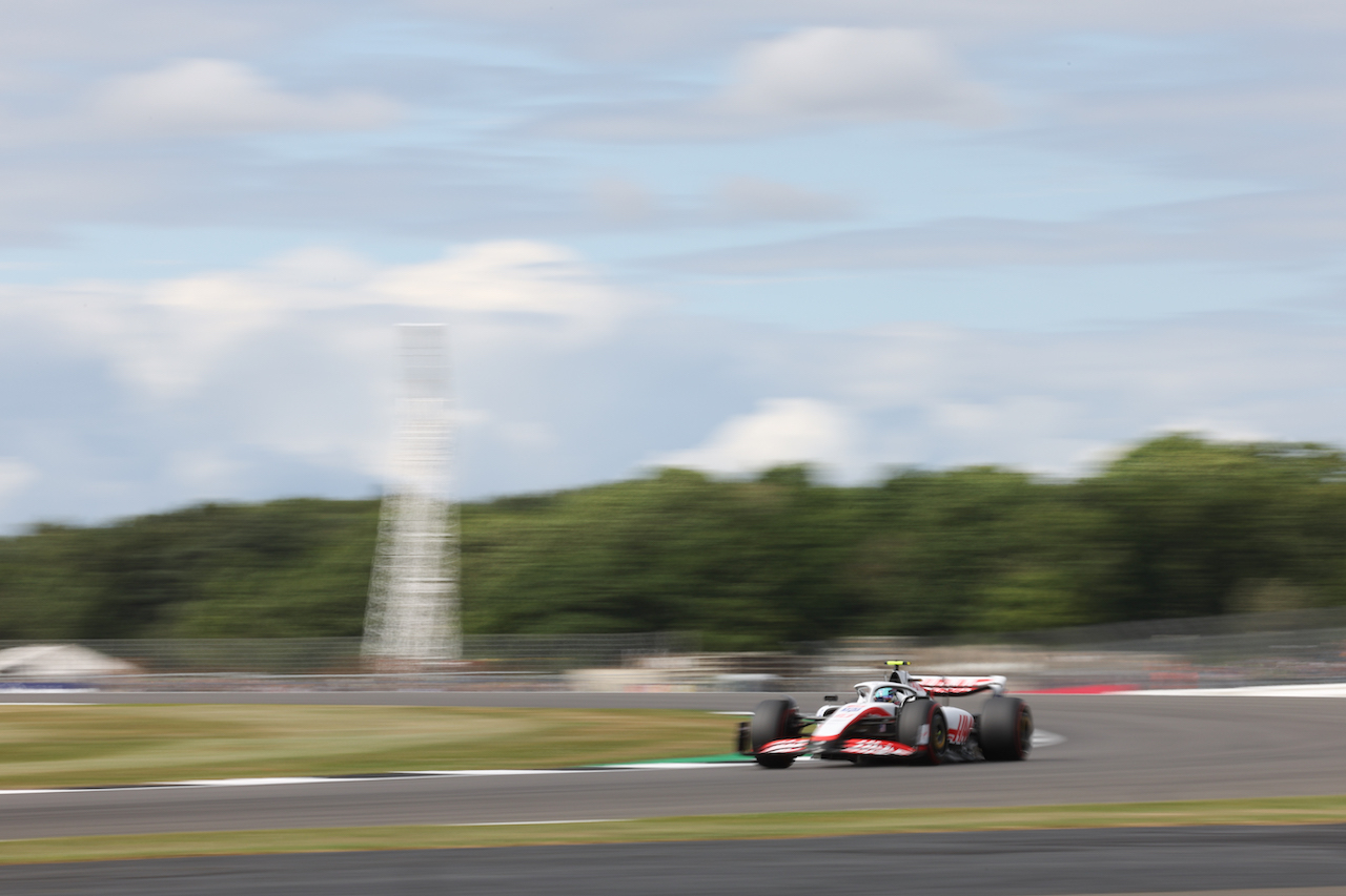 GP GRAN BRETAGNA, Mick Schumacher (GER) Haas VF-22.
01.07.2022. Formula 1 World Championship, Rd 10, British Grand Prix, Silverstone, England, Practice Day.
- www.xpbimages.com, EMail: requests@xpbimages.com © Copyright: Rew / XPB Images