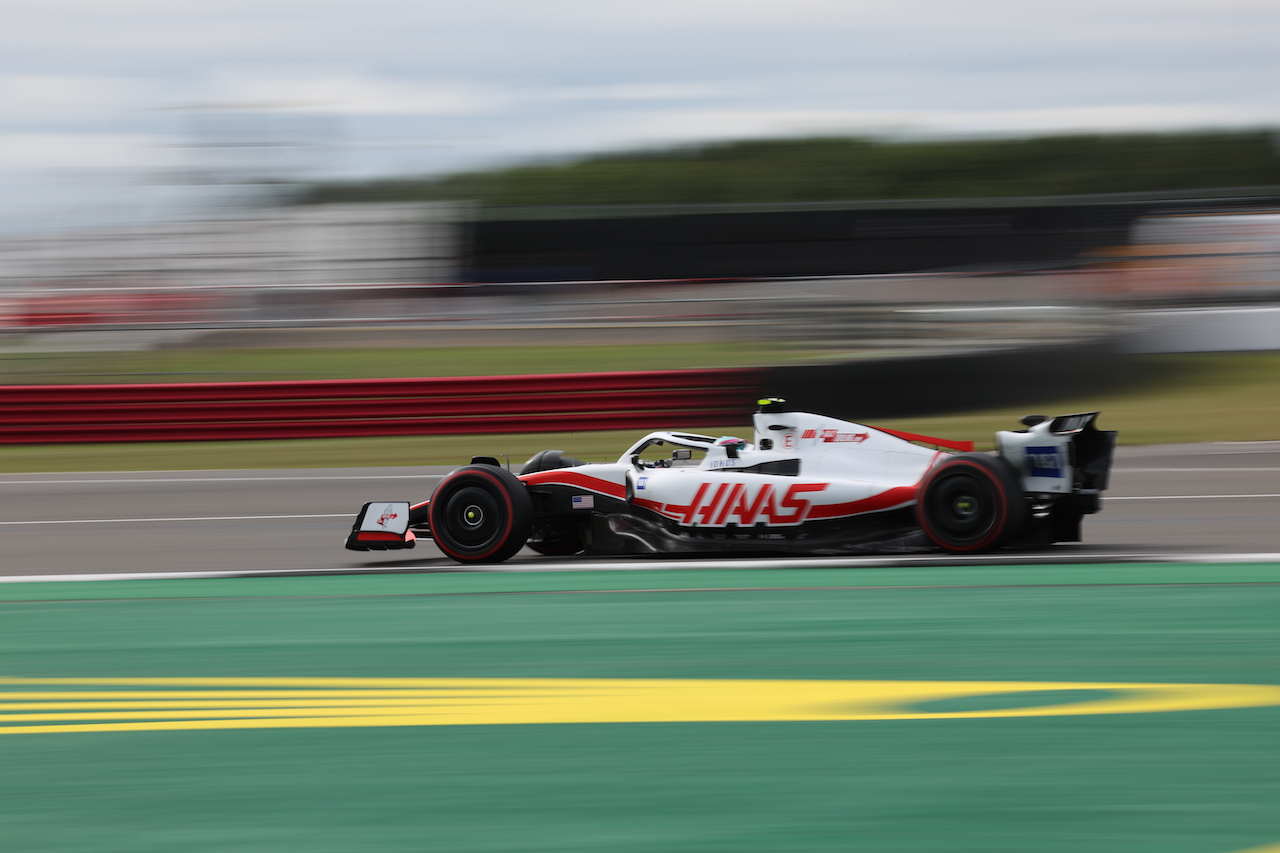 GP GRAN BRETAGNA, Mick Schumacher (GER) Haas VF-22.
01.07.2022. Formula 1 World Championship, Rd 10, British Grand Prix, Silverstone, England, Practice Day.
- www.xpbimages.com, EMail: requests@xpbimages.com © Copyright: Rew / XPB Images