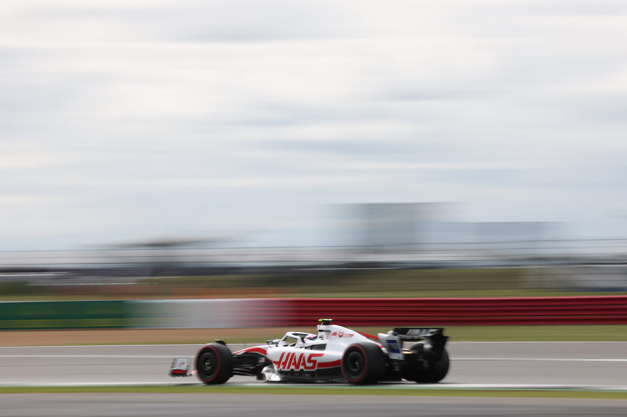 GP GRAN BRETAGNA, Mick Schumacher (GER) Haas VF-22.
01.07.2022. Formula 1 World Championship, Rd 10, British Grand Prix, Silverstone, England, Practice Day.
- www.xpbimages.com, EMail: requests@xpbimages.com © Copyright: Rew / XPB Images