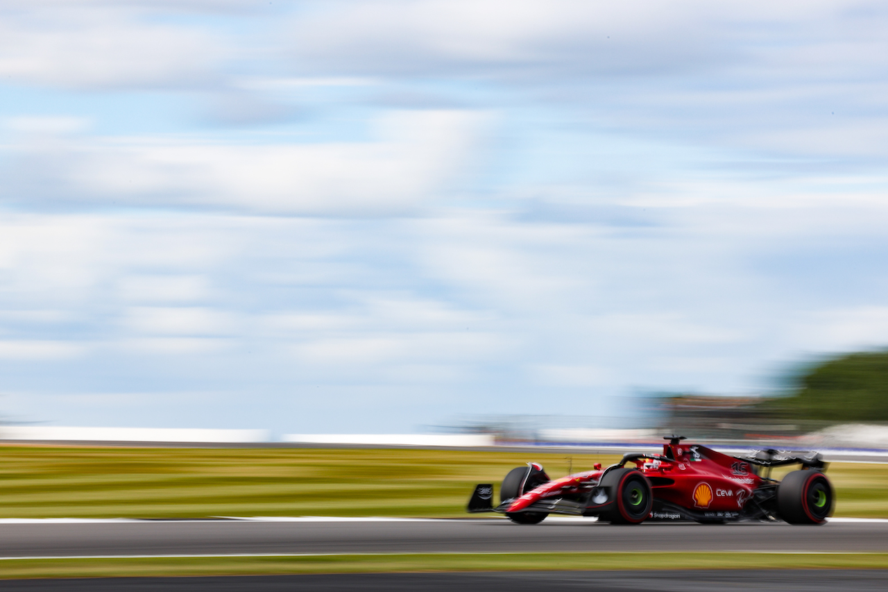 GP GRAN BRETAGNA, Charles Leclerc (MON) Ferrari F1-75.
01.07.2022. Formula 1 World Championship, Rd 10, British Grand Prix, Silverstone, England, Practice Day.
- www.xpbimages.com, EMail: requests@xpbimages.com © Copyright: Rew / XPB Images