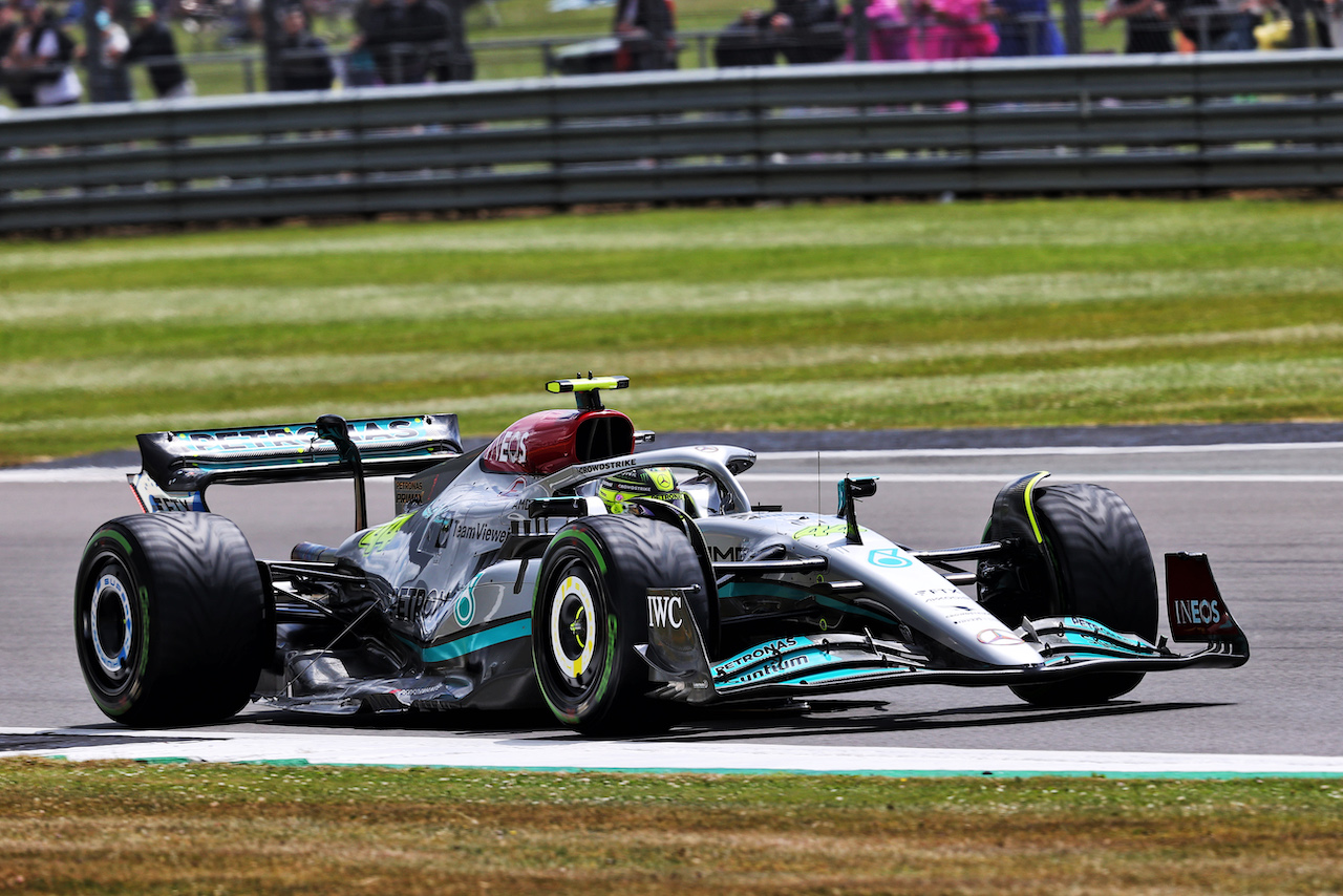 GP GRAN BRETAGNA, Lewis Hamilton (GBR) Mercedes AMG F1 W13.
01.07.2022. Formula 1 World Championship, Rd 10, British Grand Prix, Silverstone, England, Practice Day.
- www.xpbimages.com, EMail: requests@xpbimages.com © Copyright: Moy / XPB Images