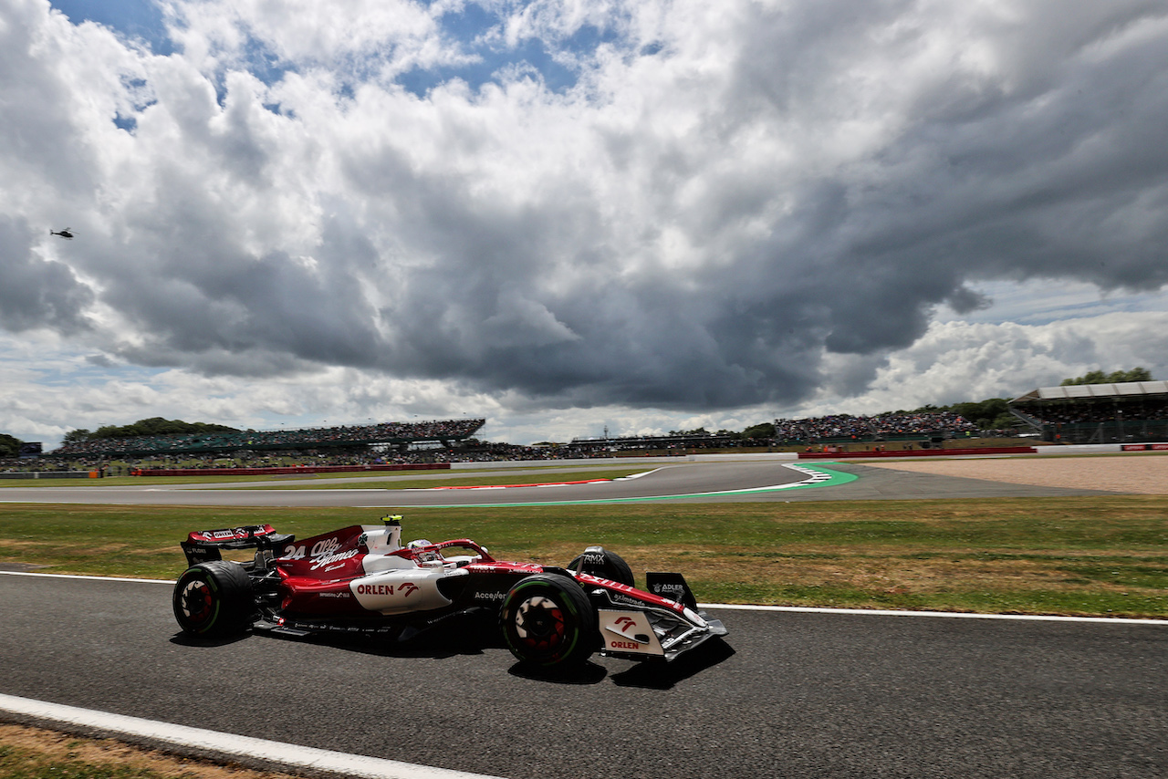 GP GRAN BRETAGNA, Guanyu Zhou (CHN) Alfa Romeo F1 Team C42.
01.07.2022. Formula 1 World Championship, Rd 10, British Grand Prix, Silverstone, England, Practice Day.
- www.xpbimages.com, EMail: requests@xpbimages.com © Copyright: Moy / XPB Images