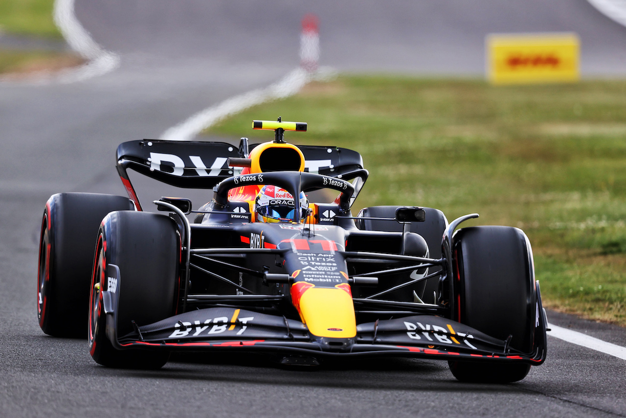 GP GRAN BRETAGNA, Sergio Perez (MEX) Red Bull Racing RB18.
01.07.2022. Formula 1 World Championship, Rd 10, British Grand Prix, Silverstone, England, Practice Day.
- www.xpbimages.com, EMail: requests@xpbimages.com © Copyright: Moy / XPB Images