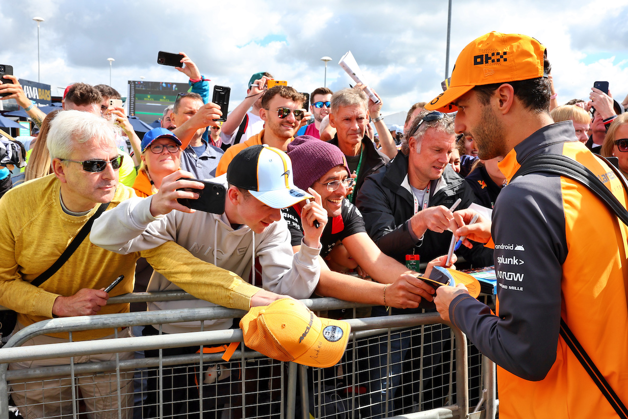 GP GRAN BRETAGNA, Daniel Ricciardo (AUS) McLaren signs autographs for the fans.
01.07.2022. Formula 1 World Championship, Rd 10, British Grand Prix, Silverstone, England, Practice Day.
- www.xpbimages.com, EMail: requests@xpbimages.com © Copyright: Batchelor / XPB Images