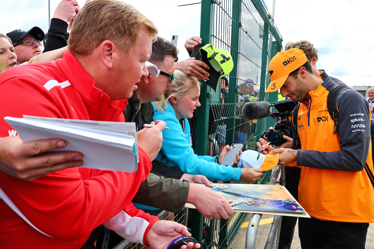 GP GRAN BRETAGNA, Daniel Ricciardo (AUS) McLaren signs autographs for the fans.
01.07.2022. Formula 1 World Championship, Rd 10, British Grand Prix, Silverstone, England, Practice Day.
- www.xpbimages.com, EMail: requests@xpbimages.com © Copyright: Batchelor / XPB Images