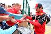 GP GRAN BRETAGNA, Carlos Sainz Jr (ESP) Ferrari signs autographs for the fans.
01.07.2022. Formula 1 World Championship, Rd 10, British Grand Prix, Silverstone, England, Practice Day.
- www.xpbimages.com, EMail: requests@xpbimages.com © Copyright: Batchelor / XPB Images