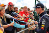 GP GRAN BRETAGNA, Max Verstappen (NLD) Red Bull Racing with fans.
01.07.2022. Formula 1 World Championship, Rd 10, British Grand Prix, Silverstone, England, Practice Day.
- www.xpbimages.com, EMail: requests@xpbimages.com © Copyright: Moy / XPB Images