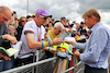 GP GRAN BRETAGNA, Mika Hakkinen (FIN) signs autographs for the fans.
01.07.2022. Formula 1 World Championship, Rd 10, British Grand Prix, Silverstone, England, Practice Day.
- www.xpbimages.com, EMail: requests@xpbimages.com © Copyright: Moy / XPB Images
