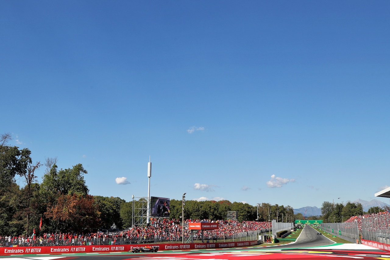 GP ITALIA, Max Verstappen (NLD) Red Bull Racing RB18.
11.09.2022. Formula 1 World Championship, Rd 16, Italian Grand Prix, Monza, Italy, Gara Day.
 - www.xpbimages.com, EMail: requests@xpbimages.com © Copyright: Coates / XPB Images