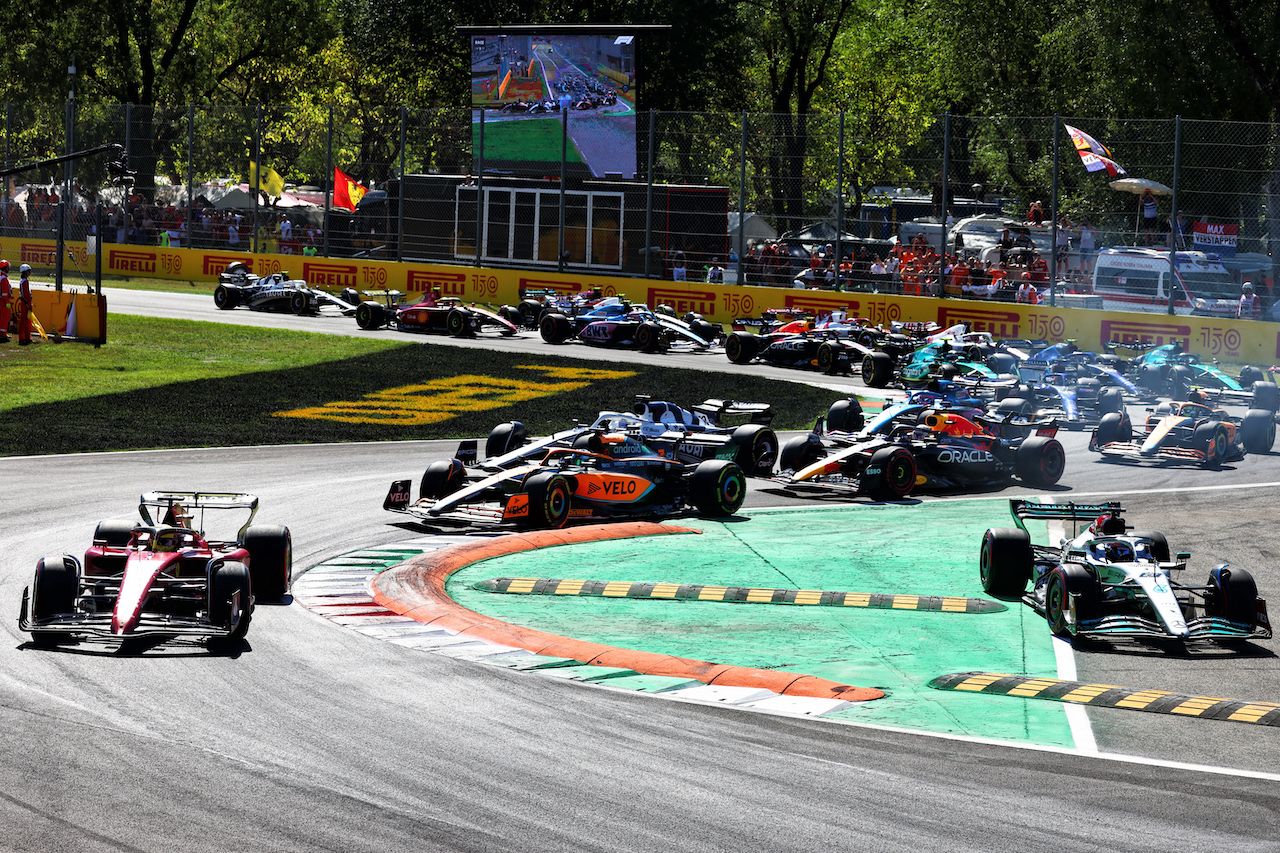 GP ITALIA, Charles Leclerc (MON) Ferrari F1-75 davanti a at the partenza of the race as George Russell (GBR) Mercedes AMG F1 W13 runs wide.
11.09.2022. Formula 1 World Championship, Rd 16, Italian Grand Prix, Monza, Italy, Gara Day.
- www.xpbimages.com, EMail: requests@xpbimages.com © Copyright: Batchelor / XPB Images