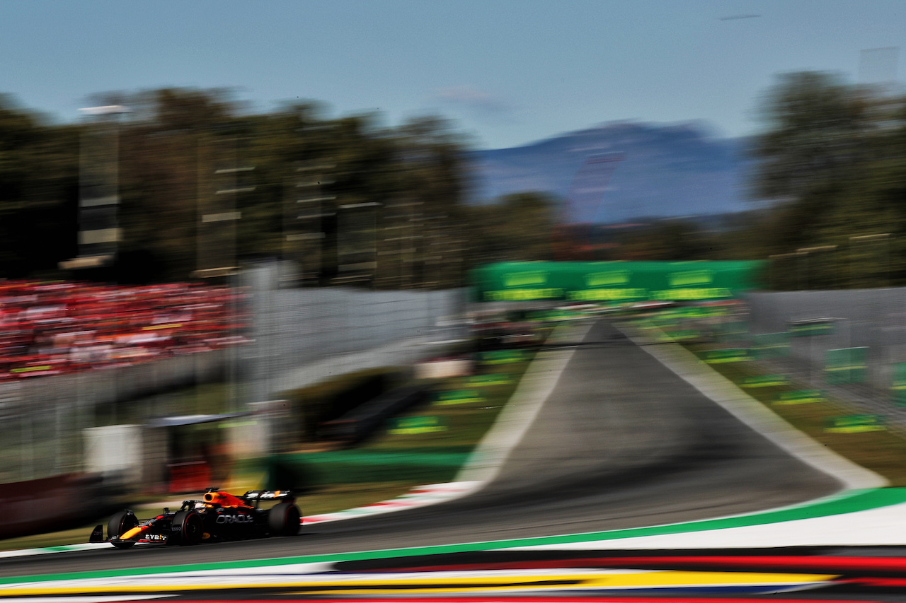 GP ITALIA, Max Verstappen (NLD) Red Bull Racing RB18.
11.09.2022. Formula 1 World Championship, Rd 16, Italian Grand Prix, Monza, Italy, Gara Day.
 - www.xpbimages.com, EMail: requests@xpbimages.com © Copyright: Coates / XPB Images