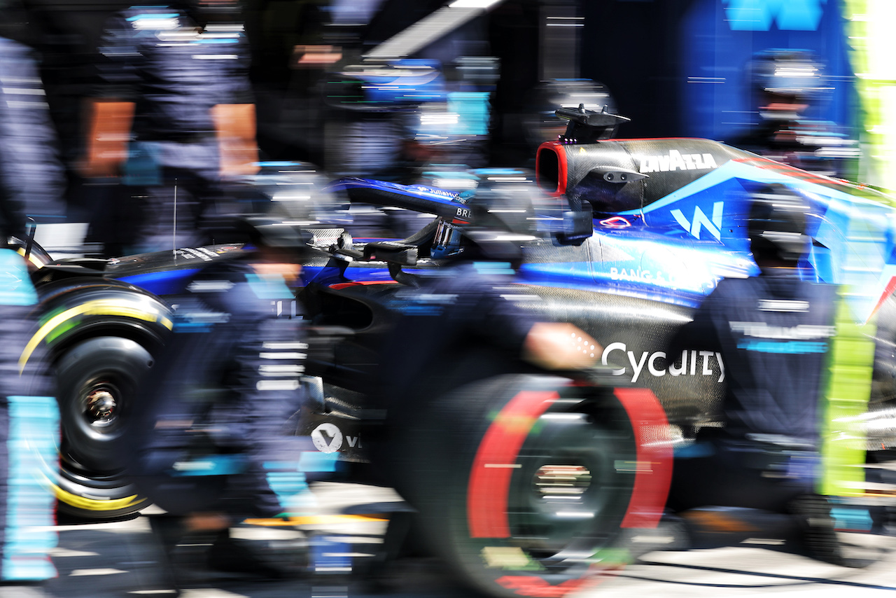GP ITALIA, Nyck de Vries (NLD) Williams Racing FW44 Reserve Driver makes a pit stop.
11.09.2022. Formula 1 World Championship, Rd 16, Italian Grand Prix, Monza, Italy, Gara Day.
- www.xpbimages.com, EMail: requests@xpbimages.com © Copyright: Bearne / XPB Images