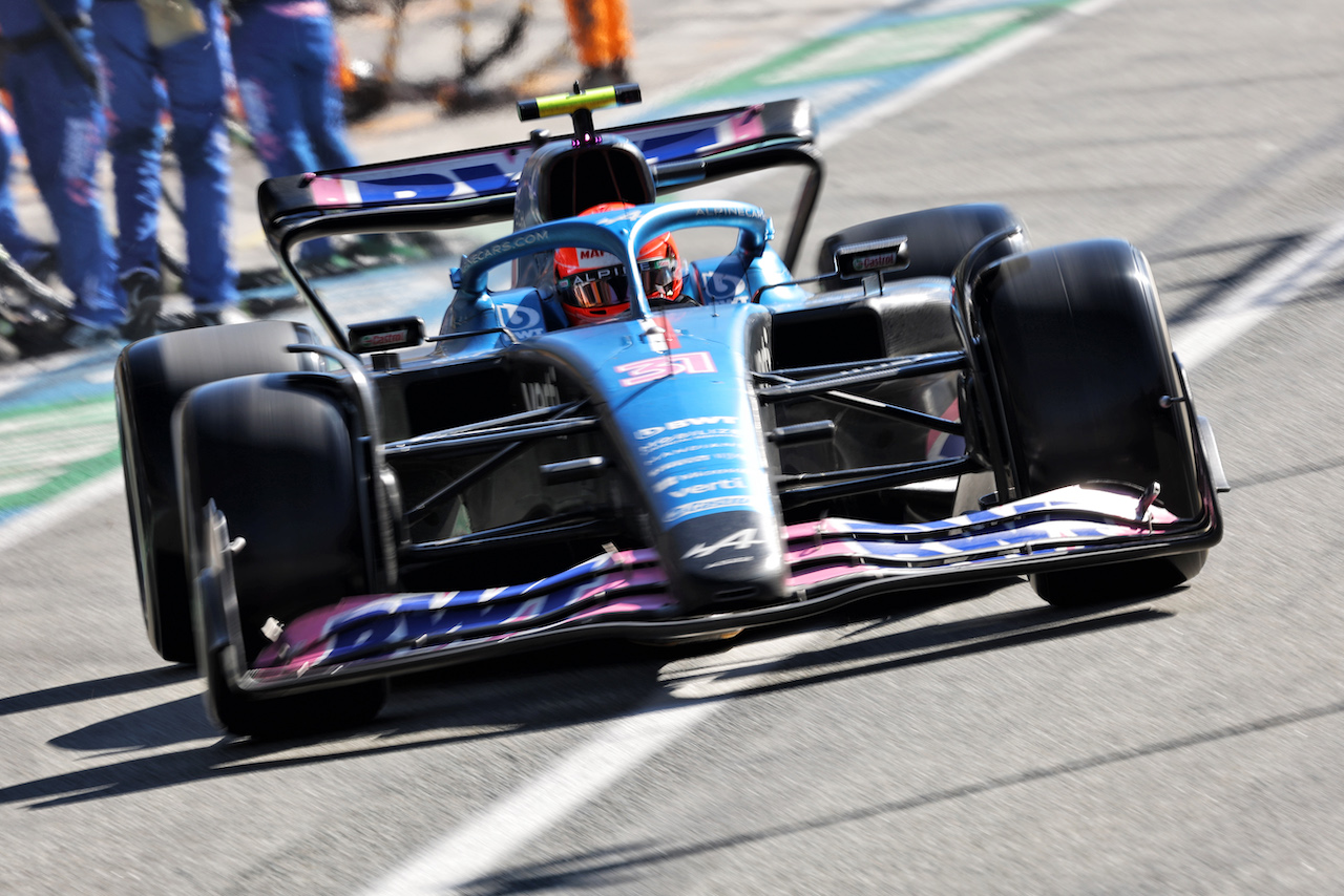GP ITALIA, Esteban Ocon (FRA) Alpine F1 Team A522 makes a pit stop.
11.09.2022. Formula 1 World Championship, Rd 16, Italian Grand Prix, Monza, Italy, Gara Day.
- www.xpbimages.com, EMail: requests@xpbimages.com © Copyright: Bearne / XPB Images