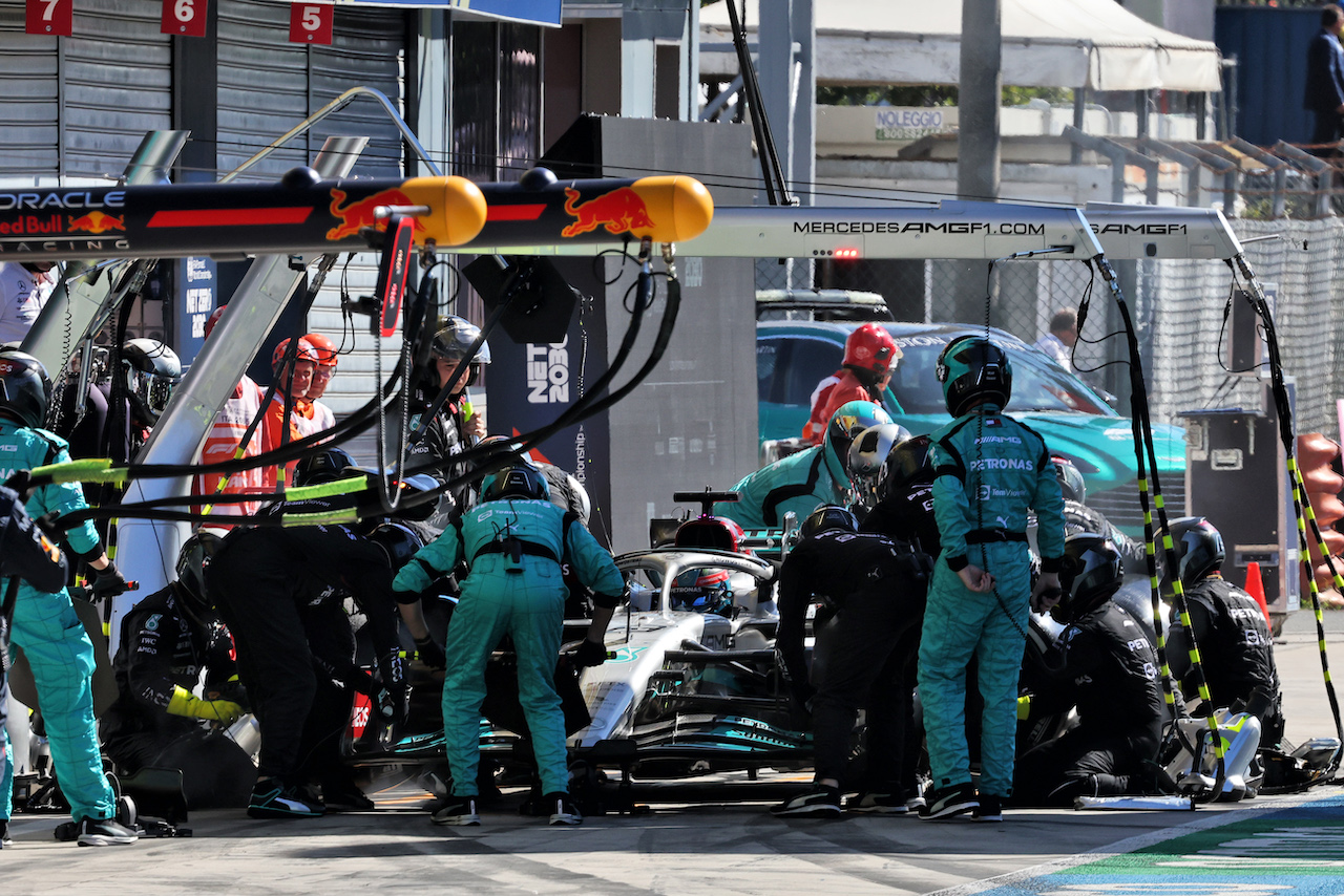 GP ITALIA, George Russell (GBR) Mercedes AMG F1 W13 makes a pit stop.
11.09.2022. Formula 1 World Championship, Rd 16, Italian Grand Prix, Monza, Italy, Gara Day.
- www.xpbimages.com, EMail: requests@xpbimages.com © Copyright: Bearne / XPB Images