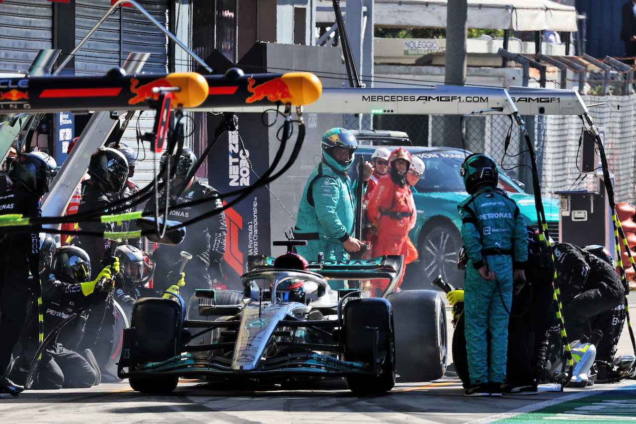 GP ITALIA, George Russell (GBR) Mercedes AMG F1 W13 makes a pit stop.
11.09.2022. Formula 1 World Championship, Rd 16, Italian Grand Prix, Monza, Italy, Gara Day.
- www.xpbimages.com, EMail: requests@xpbimages.com © Copyright: Bearne / XPB Images