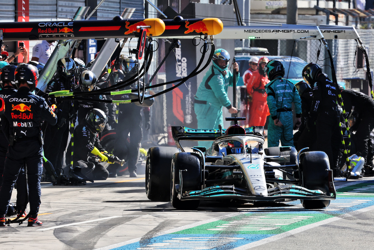 GP ITALIA, George Russell (GBR) Mercedes AMG F1 W13 makes a pit stop.
11.09.2022. Formula 1 World Championship, Rd 16, Italian Grand Prix, Monza, Italy, Gara Day.
- www.xpbimages.com, EMail: requests@xpbimages.com © Copyright: Bearne / XPB Images