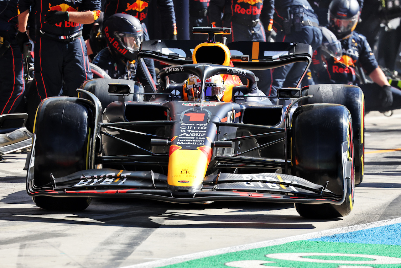 GP ITALIA, Max Verstappen (NLD) Red Bull Racing RB18 makes a pit stop.
11.09.2022. Formula 1 World Championship, Rd 16, Italian Grand Prix, Monza, Italy, Gara Day.
- www.xpbimages.com, EMail: requests@xpbimages.com © Copyright: Bearne / XPB Images