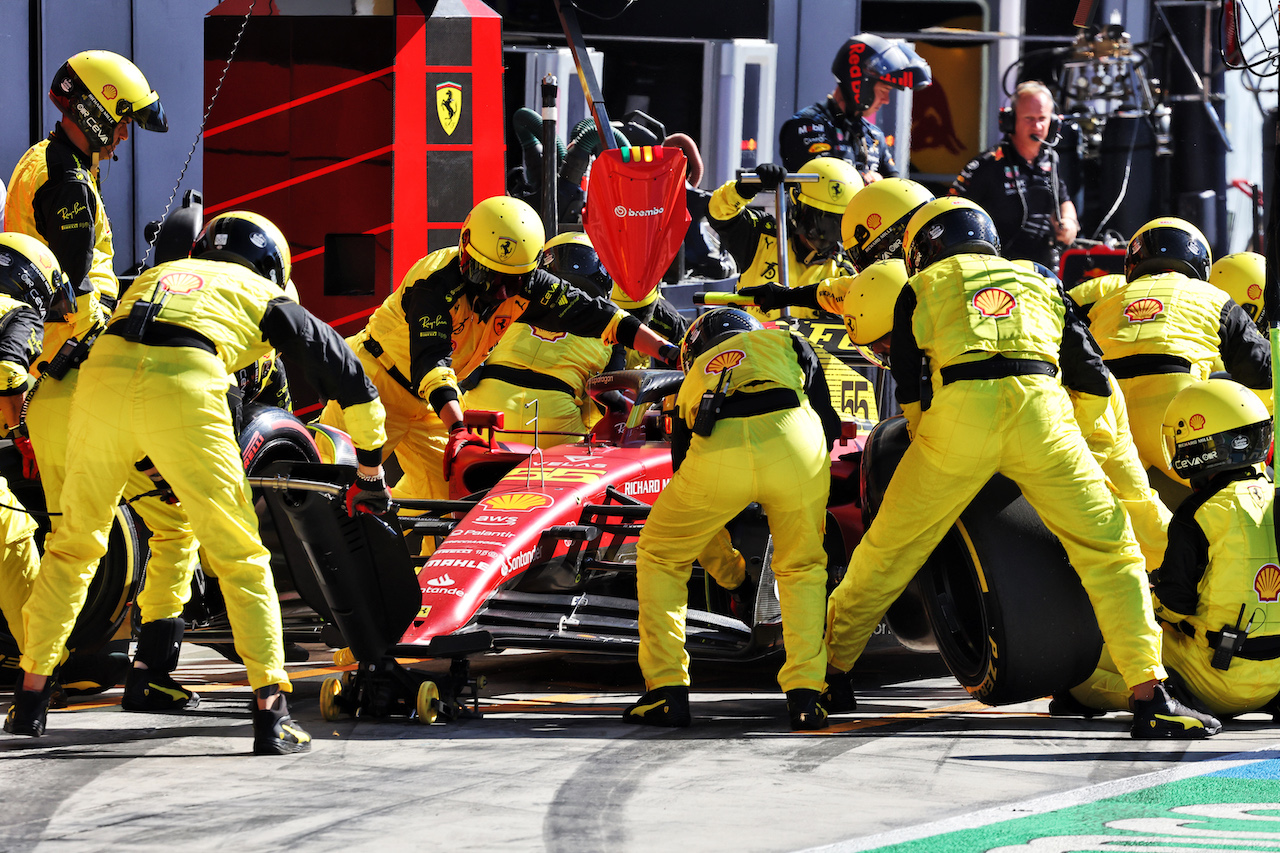 GP ITALIA, Carlos Sainz Jr (ESP) Ferrari F1-75 makes a pit stop.
11.09.2022. Formula 1 World Championship, Rd 16, Italian Grand Prix, Monza, Italy, Gara Day.
- www.xpbimages.com, EMail: requests@xpbimages.com © Copyright: Bearne / XPB Images