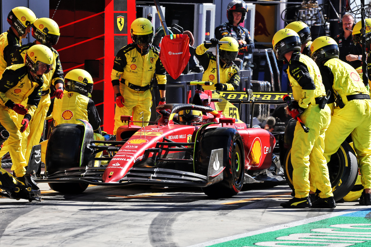 GP ITALIA, Carlos Sainz Jr (ESP) Ferrari F1-75 makes a pit stop.
11.09.2022. Formula 1 World Championship, Rd 16, Italian Grand Prix, Monza, Italy, Gara Day.
- www.xpbimages.com, EMail: requests@xpbimages.com © Copyright: Bearne / XPB Images