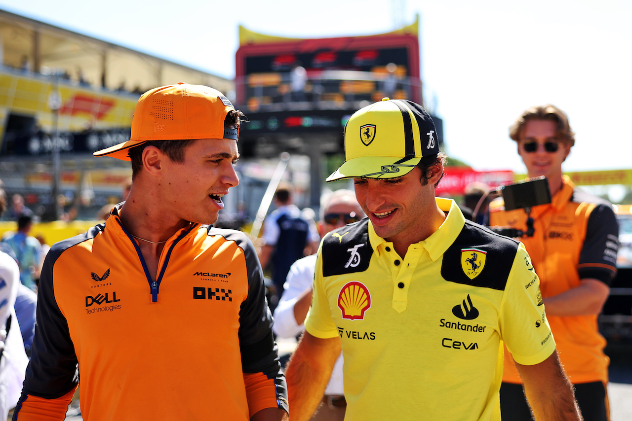 GP ITALIA, (L to R): Lando Norris (GBR) McLaren e Charles Leclerc (MON) Ferrari on the drivers parade.
11.09.2022. Formula 1 World Championship, Rd 16, Italian Grand Prix, Monza, Italy, Gara Day.
- www.xpbimages.com, EMail: requests@xpbimages.com © Copyright: Bearne / XPB Images
