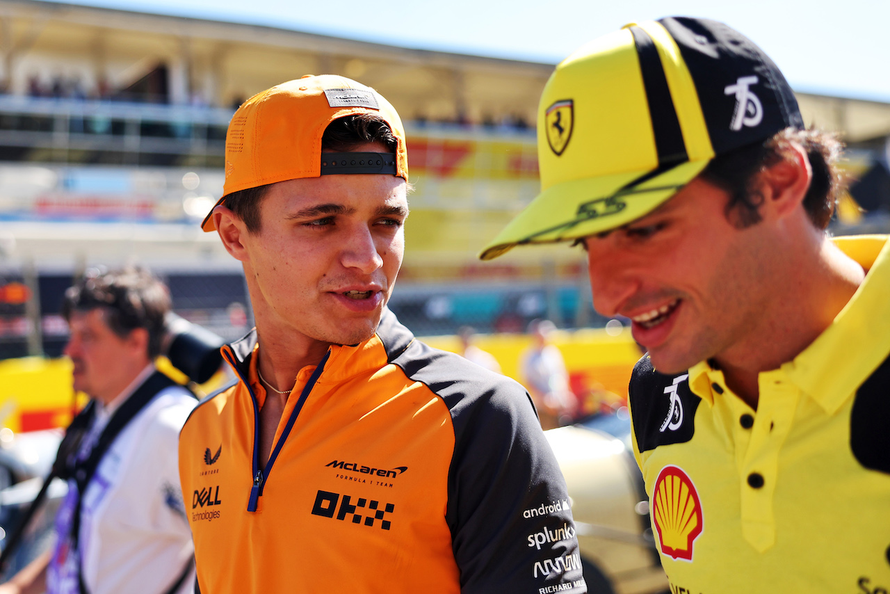 GP ITALIA, (L to R): Lando Norris (GBR) McLaren e Charles Leclerc (MON) Ferrari on the drivers parade.
11.09.2022. Formula 1 World Championship, Rd 16, Italian Grand Prix, Monza, Italy, Gara Day.
- www.xpbimages.com, EMail: requests@xpbimages.com © Copyright: Bearne / XPB Images