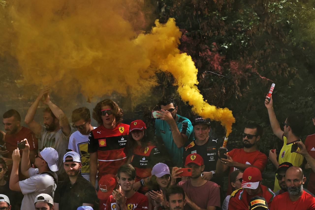 GP ITALIA, Circuit Atmosfera - fans.
11.09.2022. Formula 1 World Championship, Rd 16, Italian Grand Prix, Monza, Italy, Gara Day.
- www.xpbimages.com, EMail: requests@xpbimages.com © Copyright: Bearne / XPB Images