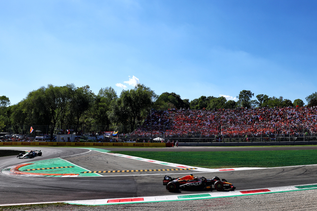GP ITALIA, Max Verstappen (NLD) Red Bull Racing RB18.
11.09.2022. Formula 1 World Championship, Rd 16, Italian Grand Prix, Monza, Italy, Gara Day.
- www.xpbimages.com, EMail: requests@xpbimages.com © Copyright: Batchelor / XPB Images