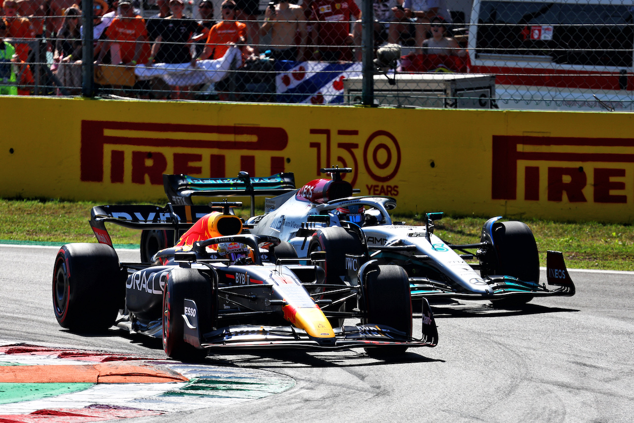 GP ITALIA, Max Verstappen (NLD) Red Bull Racing RB18 e George Russell (GBR) Mercedes AMG F1 W13 battle for position.
11.09.2022. Formula 1 World Championship, Rd 16, Italian Grand Prix, Monza, Italy, Gara Day.
- www.xpbimages.com, EMail: requests@xpbimages.com © Copyright: Batchelor / XPB Images