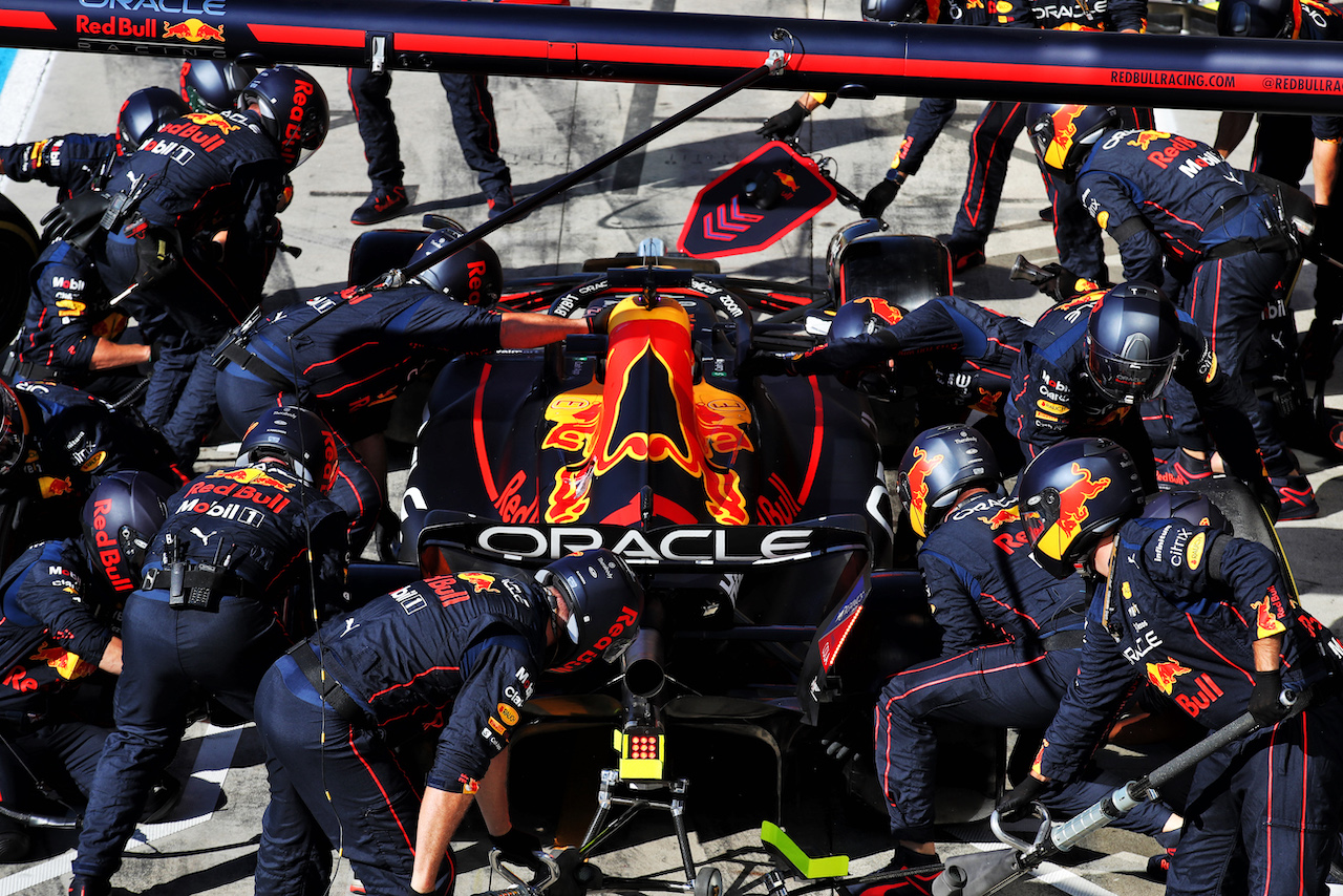 GP ITALIA, Max Verstappen (NLD) Red Bull Racing RB18 makes a pit stop.
11.09.2022. Formula 1 World Championship, Rd 16, Italian Grand Prix, Monza, Italy, Gara Day.
 - www.xpbimages.com, EMail: requests@xpbimages.com © Copyright: Coates / XPB Images