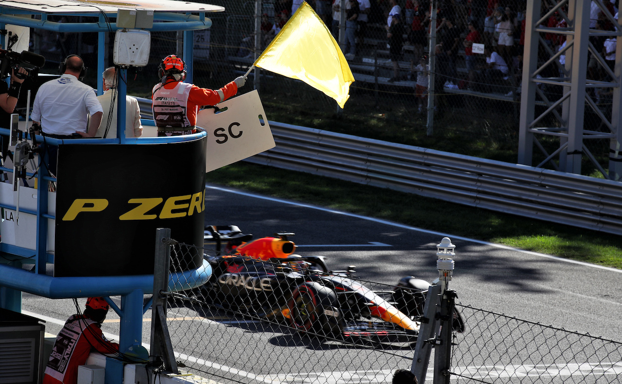 GP ITALIA, Max Verstappen (NLD) Red Bull Racing RB18 davanti a behind the Aston Martin FIA Safety Car.
11.09.2022. Formula 1 World Championship, Rd 16, Italian Grand Prix, Monza, Italy, Gara Day.
 - www.xpbimages.com, EMail: requests@xpbimages.com © Copyright: Coates / XPB Images