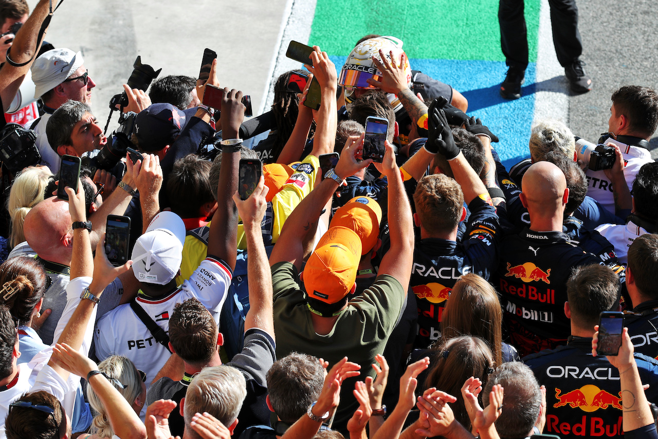 GP ITALIA, Gara winner Max Verstappen (NLD) Red Bull Racing celebrates in parc ferme.
11.09.2022. Formula 1 World Championship, Rd 16, Italian Grand Prix, Monza, Italy, Gara Day.
 - www.xpbimages.com, EMail: requests@xpbimages.com © Copyright: Coates / XPB Images