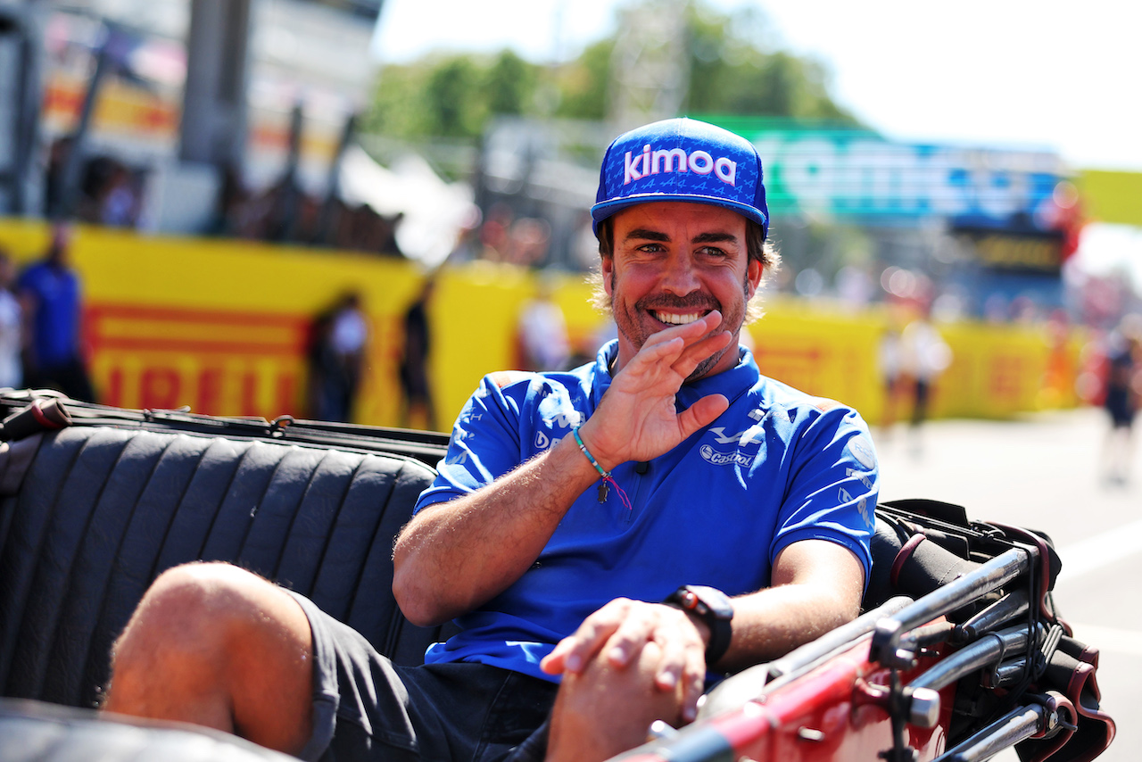 GP ITALIA, Fernando Alonso (ESP) Alpine F1 Team on the drivers parade.
11.09.2022. Formula 1 World Championship, Rd 16, Italian Grand Prix, Monza, Italy, Gara Day.
- www.xpbimages.com, EMail: requests@xpbimages.com © Copyright: Bearne / XPB Images