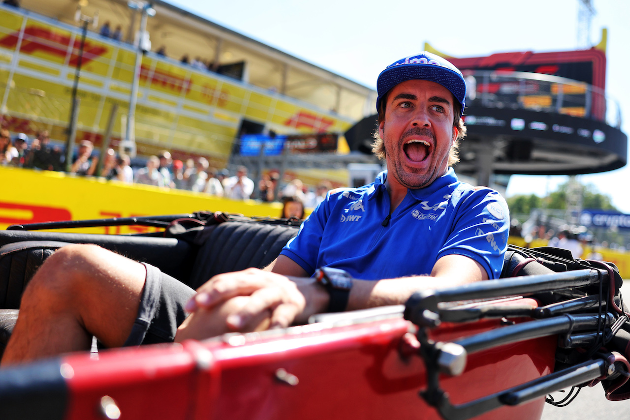 GP ITALIA, Fernando Alonso (ESP) Alpine F1 Team on the drivers parade.
11.09.2022. Formula 1 World Championship, Rd 16, Italian Grand Prix, Monza, Italy, Gara Day.
- www.xpbimages.com, EMail: requests@xpbimages.com © Copyright: Bearne / XPB Images