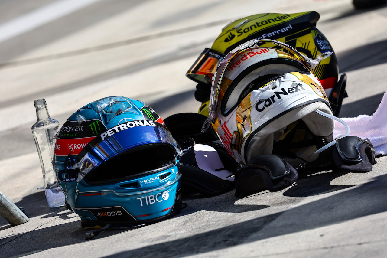 GP ITALIA, Helmets of Charles Leclerc (FRA), Ferrari, George Russell (GBR), Mercedes AMG F1 e Max Verstappen (NLD), Red Bull Racing 
11.09.2022. Formula 1 World Championship, Rd 16, Italian Grand Prix, Monza, Italy, Gara Day.
- www.xpbimages.com, EMail: requests@xpbimages.com © Copyright: Charniaux / XPB Images