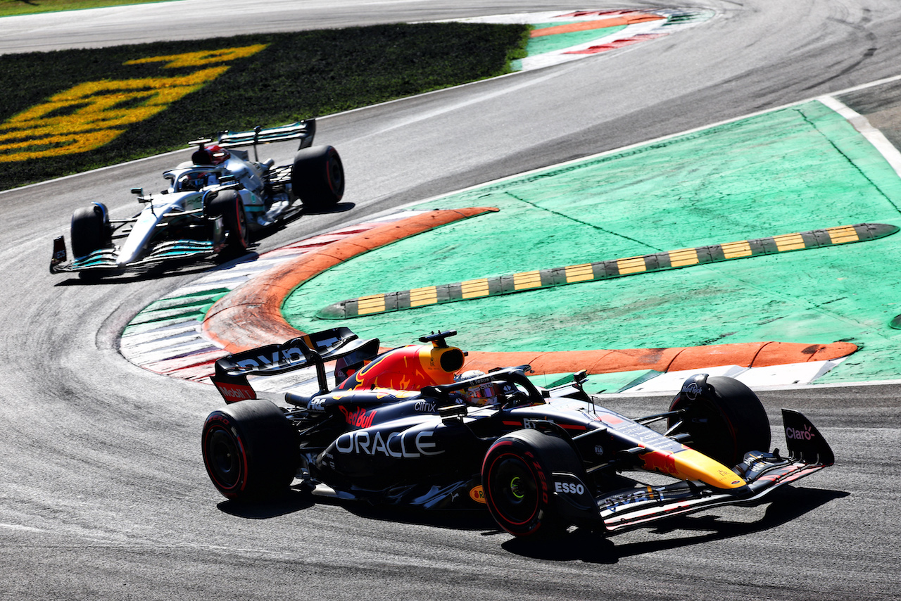GP ITALIA, Max Verstappen (NLD) Red Bull Racing RB18.
11.09.2022. Formula 1 World Championship, Rd 16, Italian Grand Prix, Monza, Italy, Gara Day.
- www.xpbimages.com, EMail: requests@xpbimages.com © Copyright: Batchelor / XPB Images