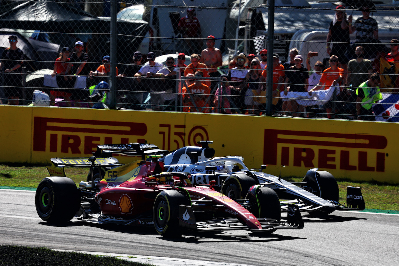 GP ITALIA, Carlos Sainz Jr (ESP) Ferrari F1-75 e Pierre Gasly (FRA) AlphaTauri AT03 battle for position.
11.09.2022. Formula 1 World Championship, Rd 16, Italian Grand Prix, Monza, Italy, Gara Day.
- www.xpbimages.com, EMail: requests@xpbimages.com © Copyright: Batchelor / XPB Images