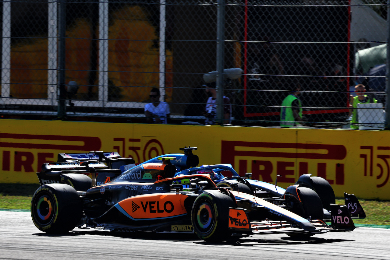 GP ITALIA, Lando Norris (GBR) McLaren MCL36 e Fernando Alonso (ESP) Alpine F1 Team A522 battle for position.
11.09.2022. Formula 1 World Championship, Rd 16, Italian Grand Prix, Monza, Italy, Gara Day.
- www.xpbimages.com, EMail: requests@xpbimages.com © Copyright: Batchelor / XPB Images