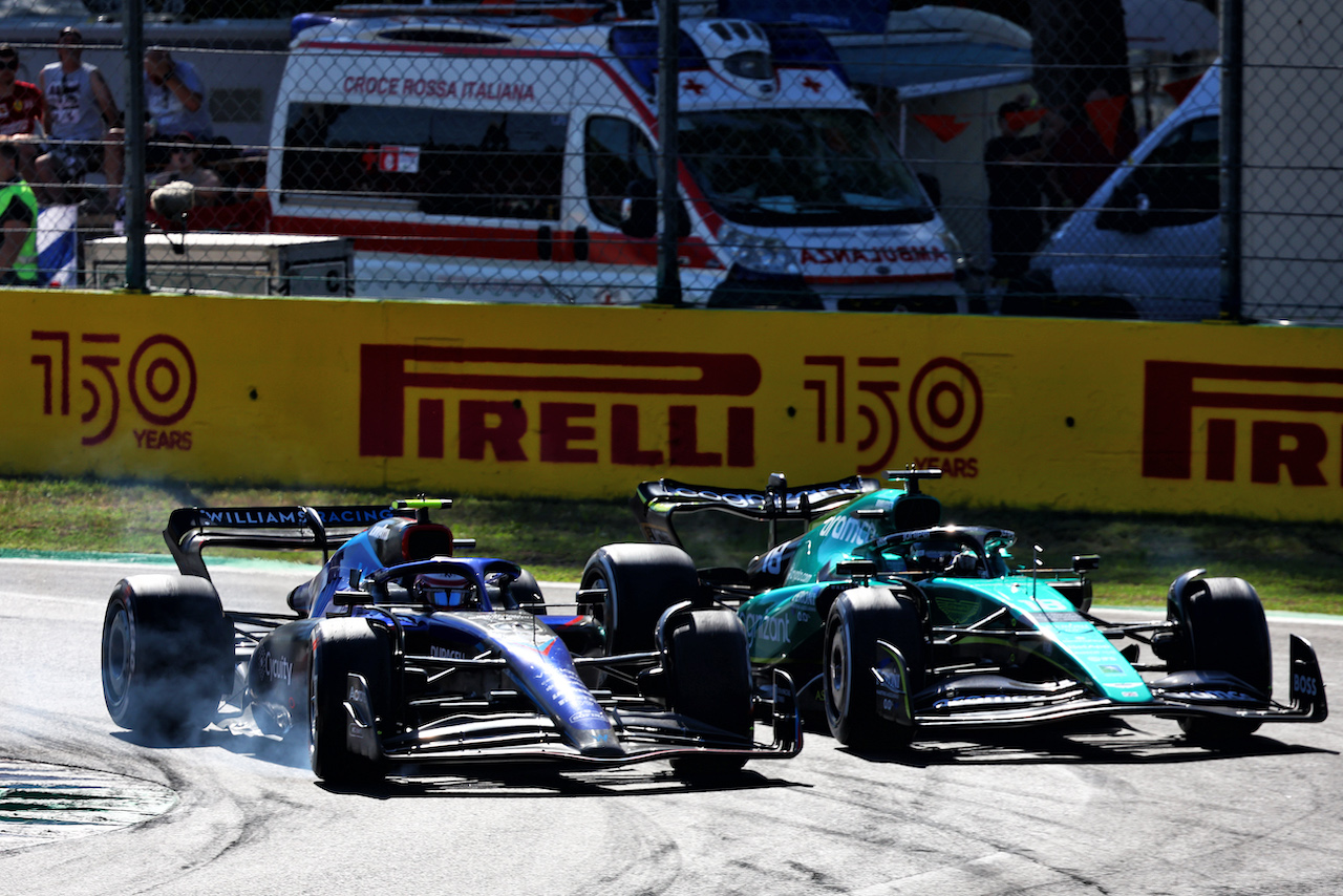 GP ITALIA, Nicholas Latifi (CDN) Williams Racing FW44 e Lance Stroll (CDN) Aston Martin F1 Team AMR22 battle for position.
11.09.2022. Formula 1 World Championship, Rd 16, Italian Grand Prix, Monza, Italy, Gara Day.
- www.xpbimages.com, EMail: requests@xpbimages.com © Copyright: Batchelor / XPB Images